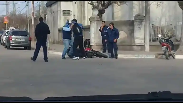 Video: motociclista le quebró la mandíbula a un inspector de tránsito