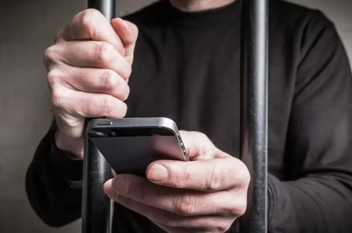 "En las manos de un preso un celular es un arma”, dijo Adorni. Foto: Ilustración.