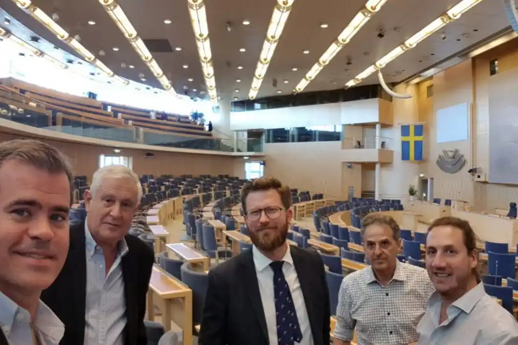 Selfie. Esteban Piaggio, JorgeMaradey, el Parlamentario Mathias Tegnér, del partido Socialdemócrata, el ingeniero gualeguaychuense radicado en Suecia, Carlos Claret, y Martín Roberto Piaggio, en la Sala de Sesiones del Parlamento Sueco