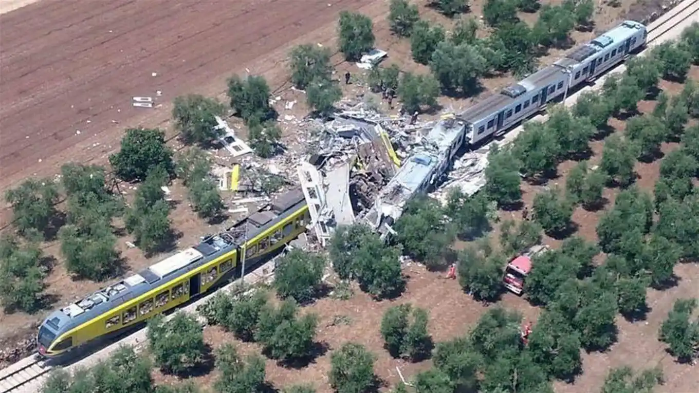 Suben a 20 los muertos tras el choque frontal de trenes en Italia