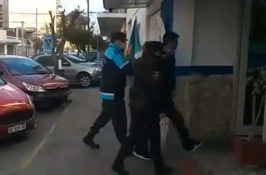 Quería ser abanderado: lo atrapan cuando escapaba con el mástil de la secundaria 19