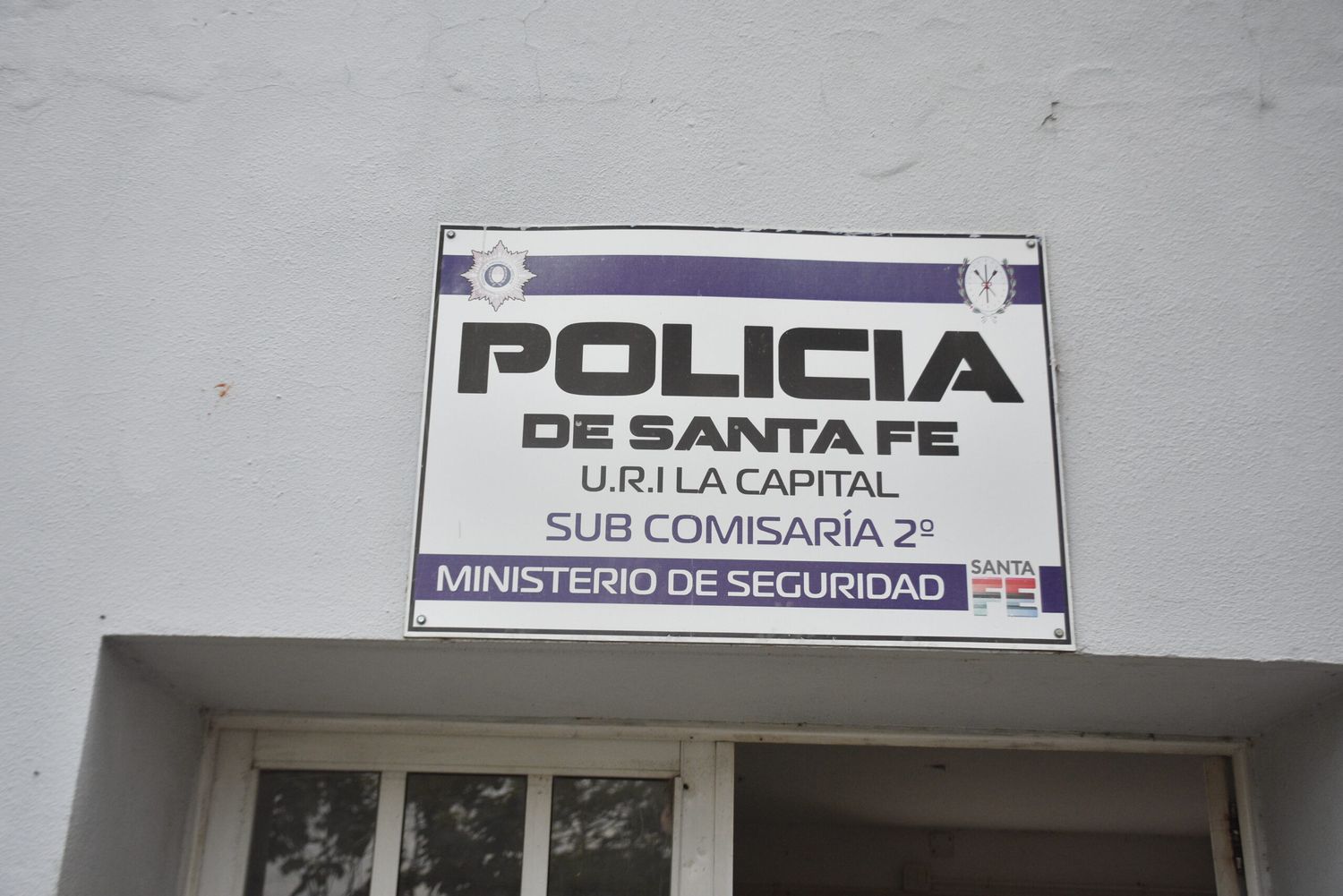 Un preso le tiró leche caliente a dos policías de la Subcomisaria de Santa Rosa de Lima