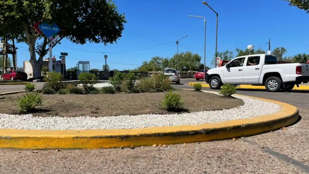 Realizan trabajos de mantenimiento y ornamentación en la rotonda del puente