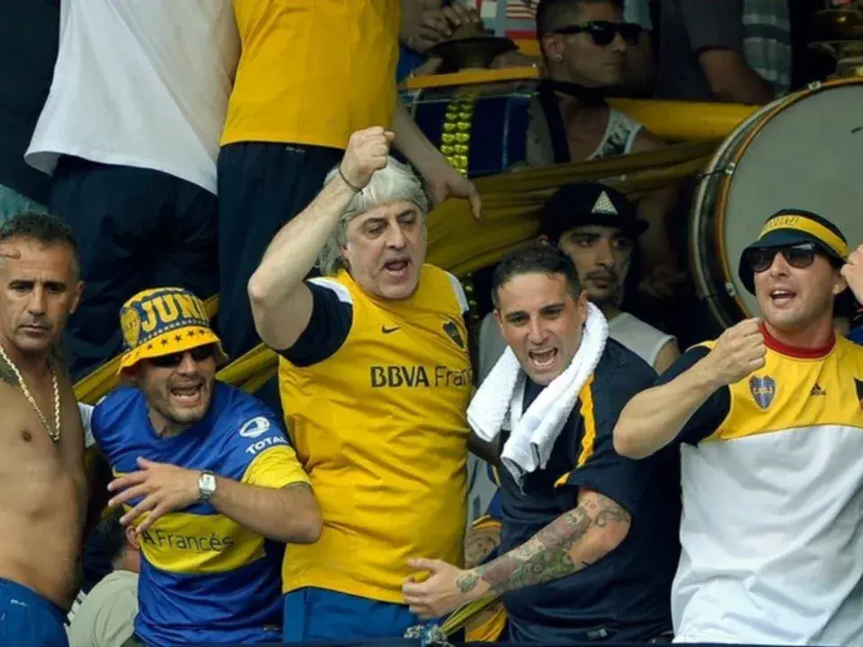 Fuerte mensaje de la "12" por el mal momente del equipo.Foto:NA