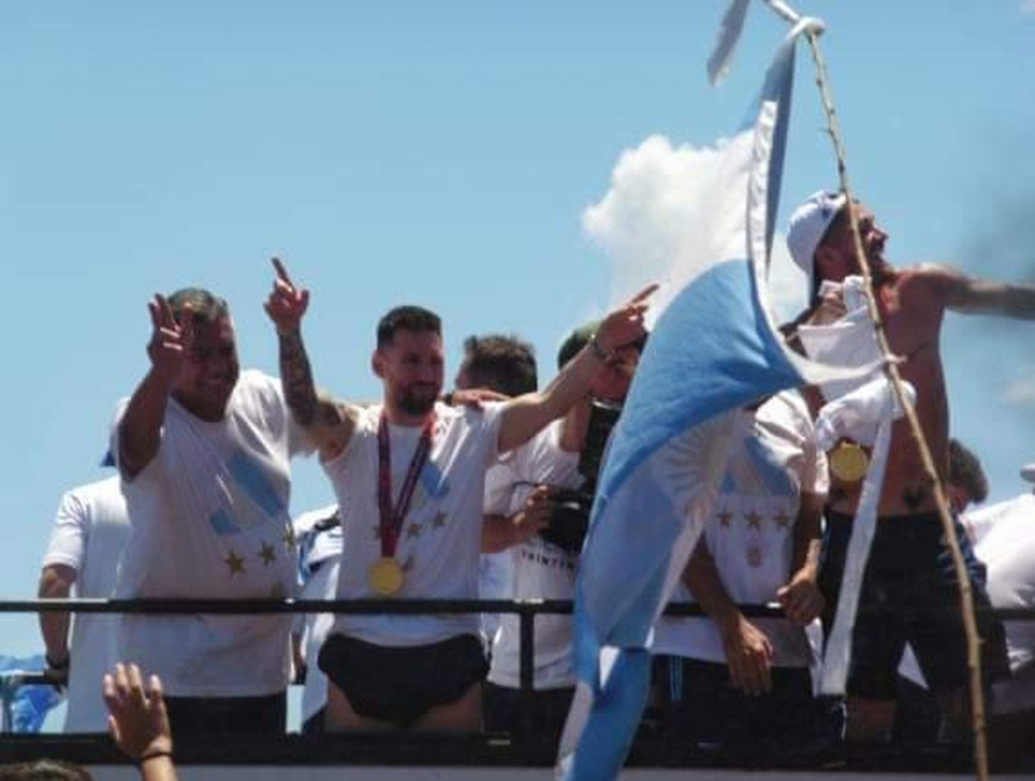 Los Campeones del Mundo sobrevolaron la zona del Obelisco luego de interrumpir la caravana