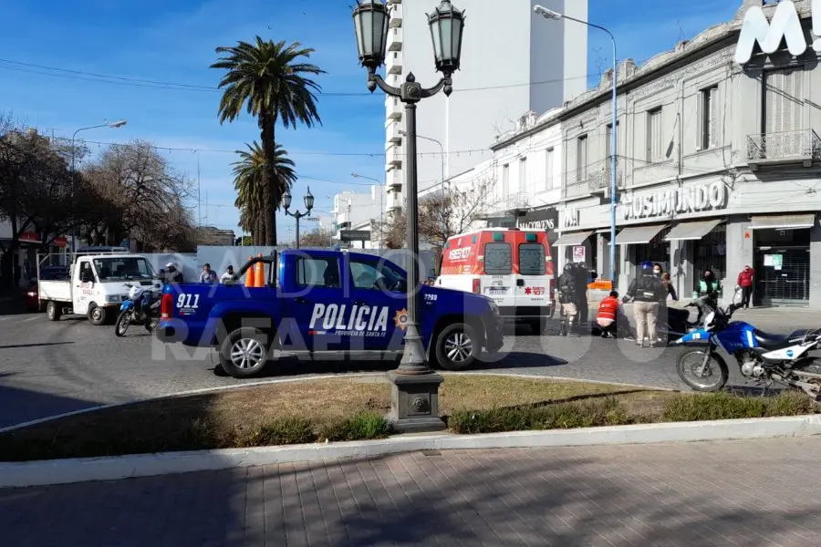 Una mujer con dos menores en moto impactó contra un automóvil en pleno centro