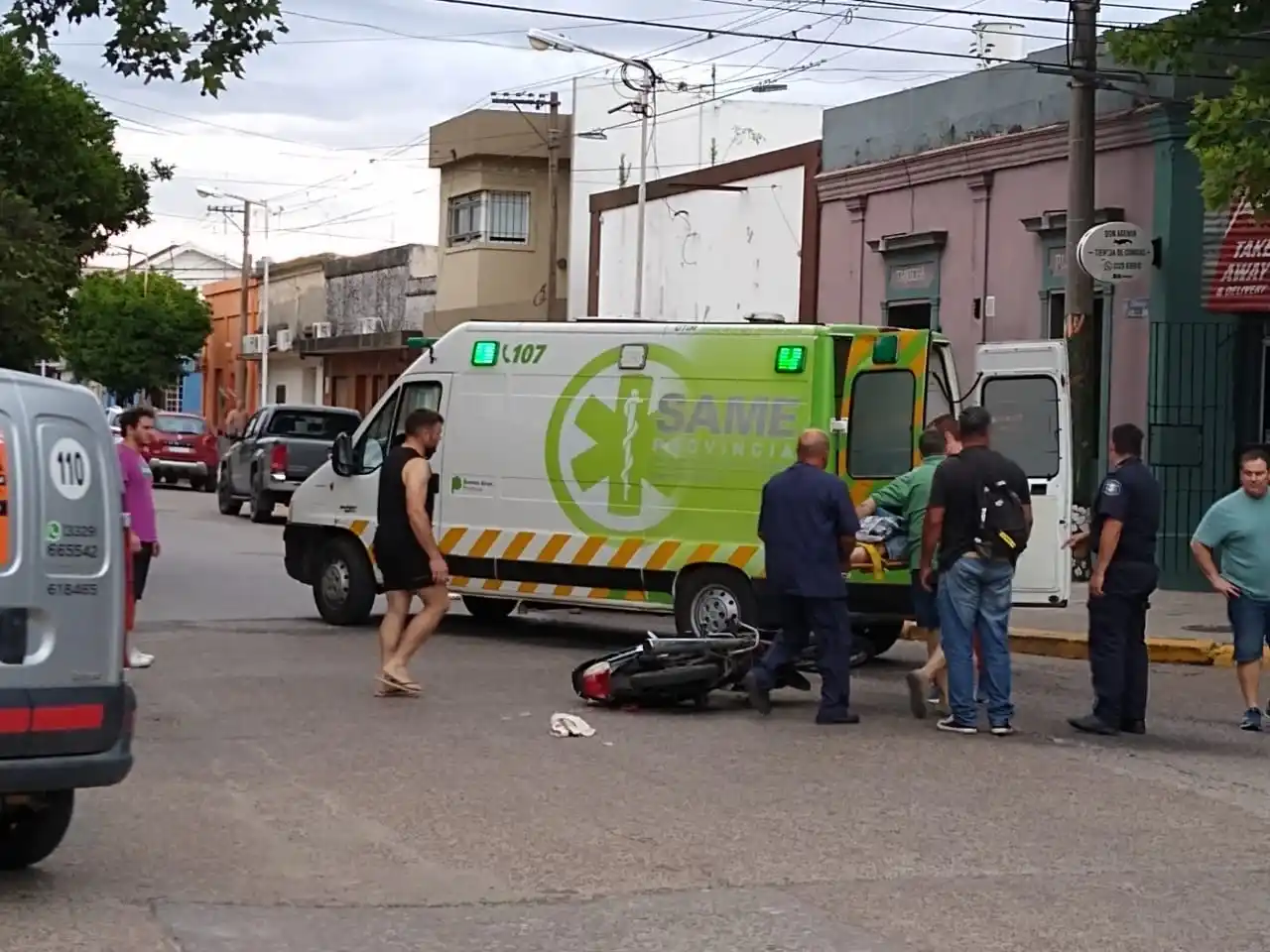 Una ambulancia del Same 107 trasladó a los jóvenes al Hospital.