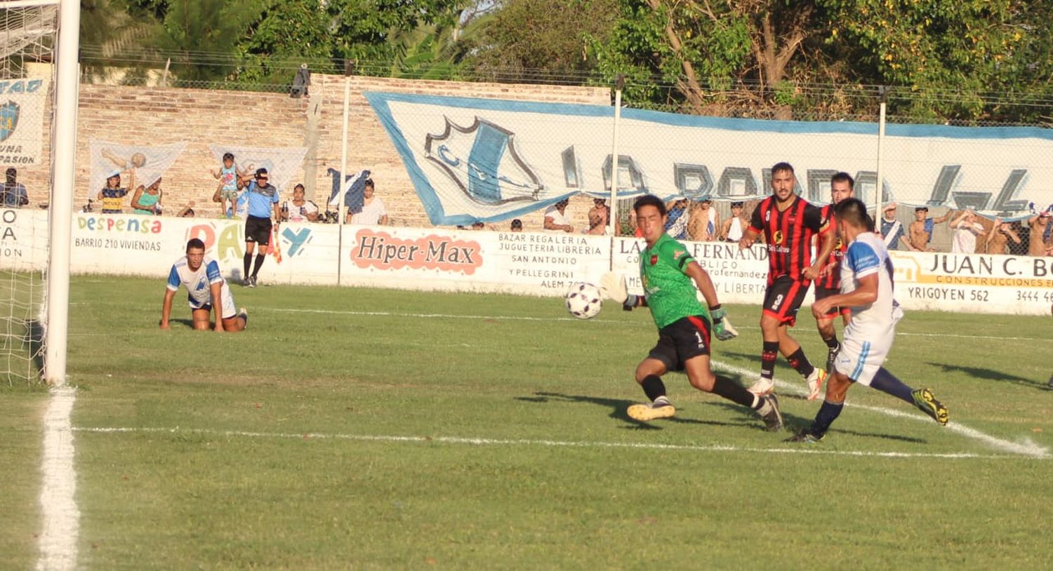 Para aplaudir de pie fue el gol que elaboró Gustavo Cerrudo. Una apilada en el área y una mejor definición ante el achique de Lucas Britos. El arquero rojinegro fue la figura sino se hubiera venido la goleada.