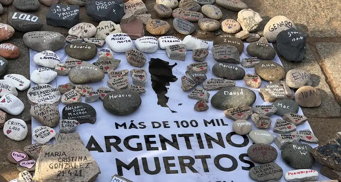 “La Marcha de las piedras”: La convocatoria para recordar a las víctimas de Covid que se convirtió en un repudio al Gobierno