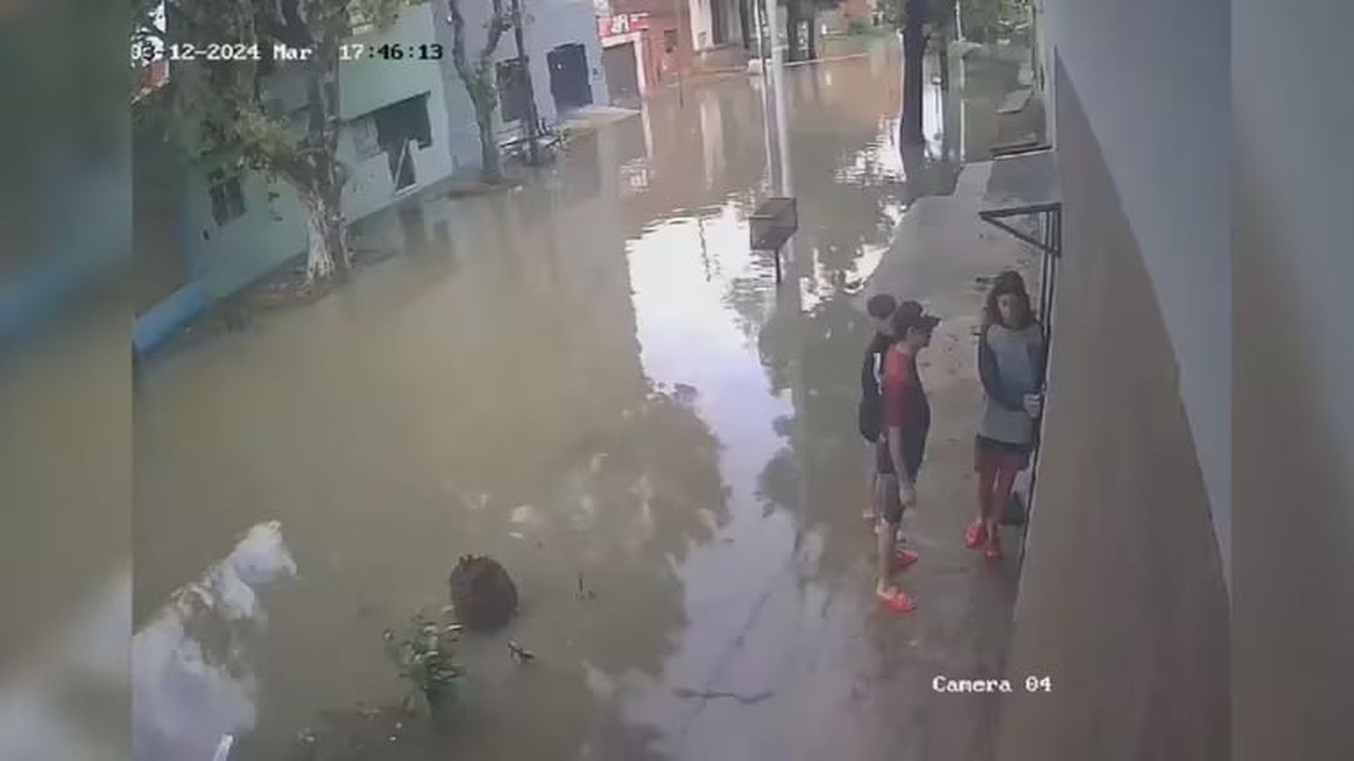 Por las inundaciones, un chico de 14 años se electrocutó en Lanús y está grave