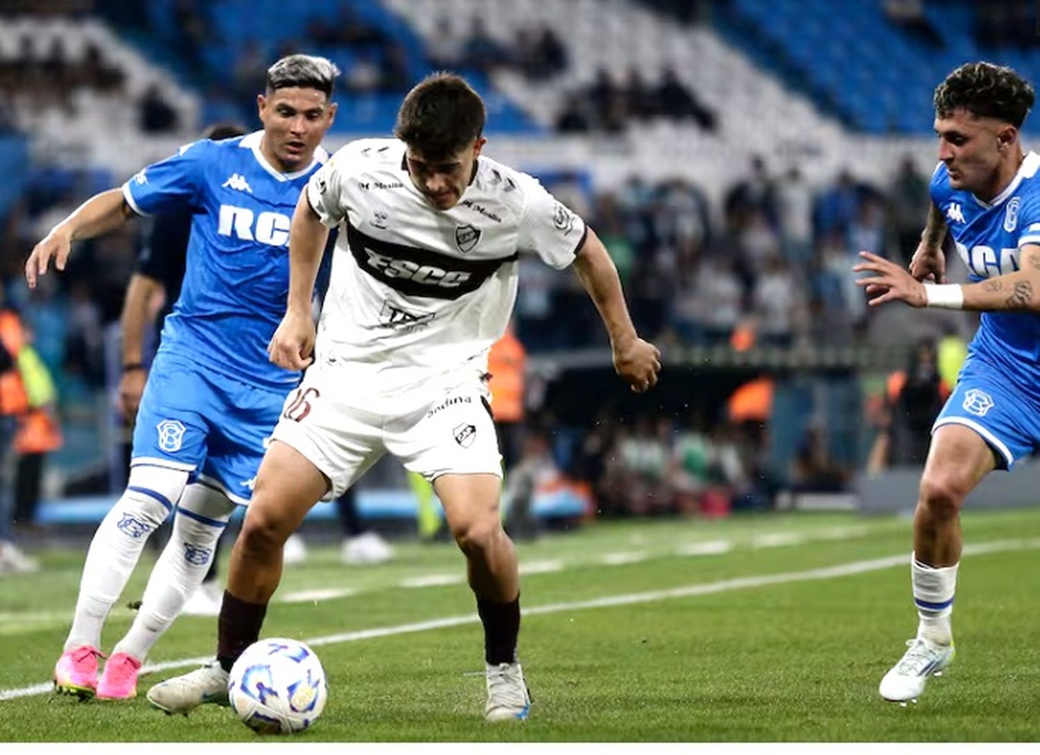 Vicente Taborda demostrando su habilidad contra dos jugadores de Racing