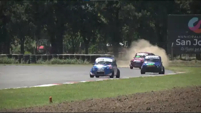 Balearon el auto de Car Show en plena carrera | Dante Dotti - 1