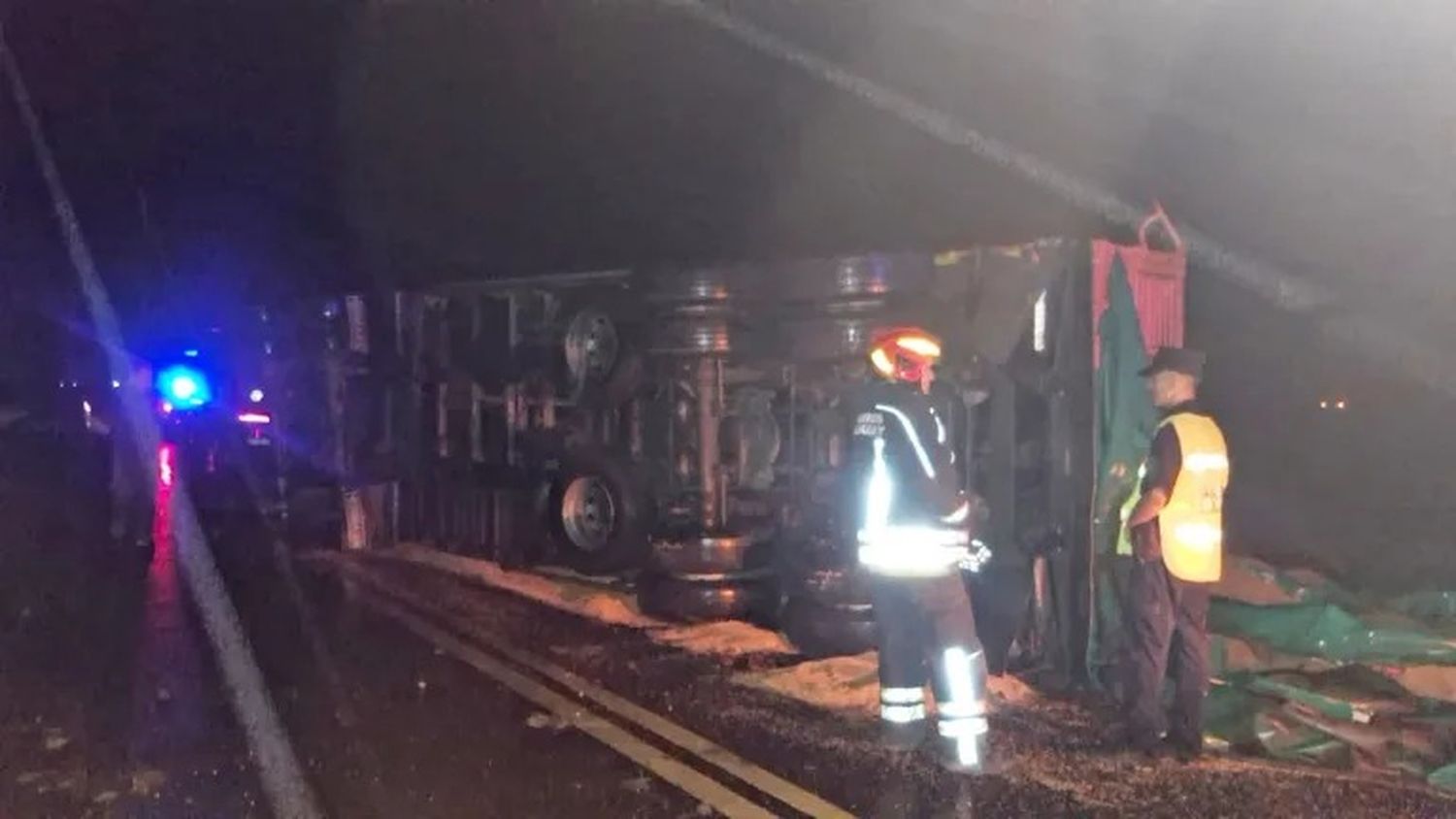 Siniestro vial: en plena tormenta, volcó un camión sobre la Ruta 12