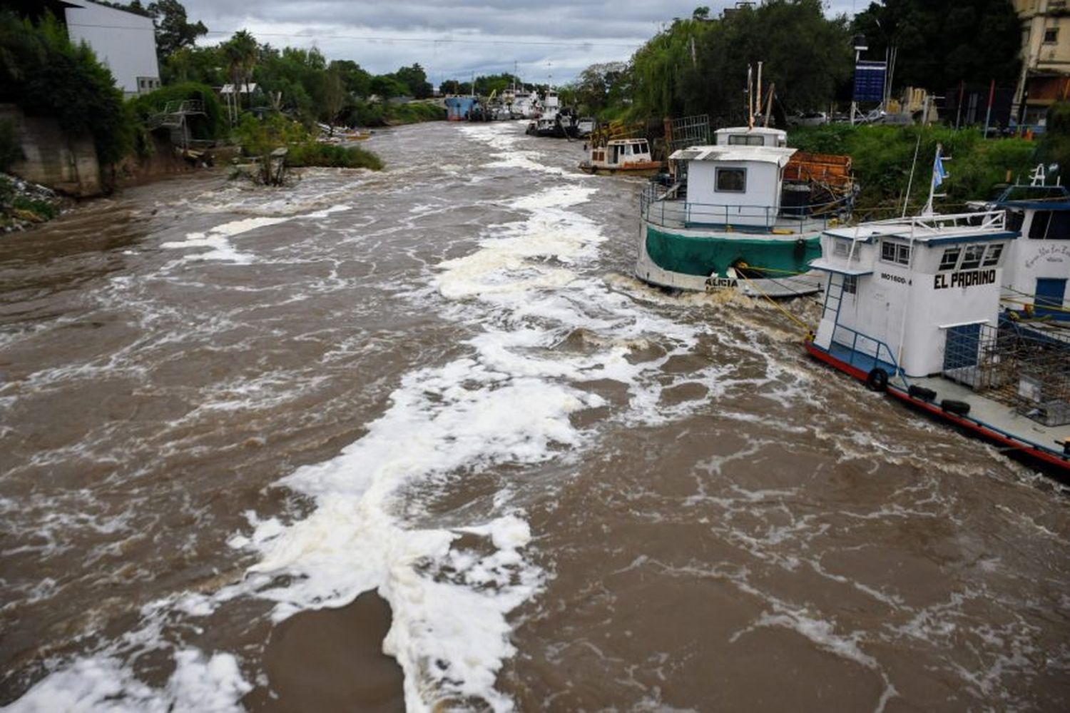 Cortes de calle en la ciudad y en Villa Gobernador Gálvez por las inundaciones