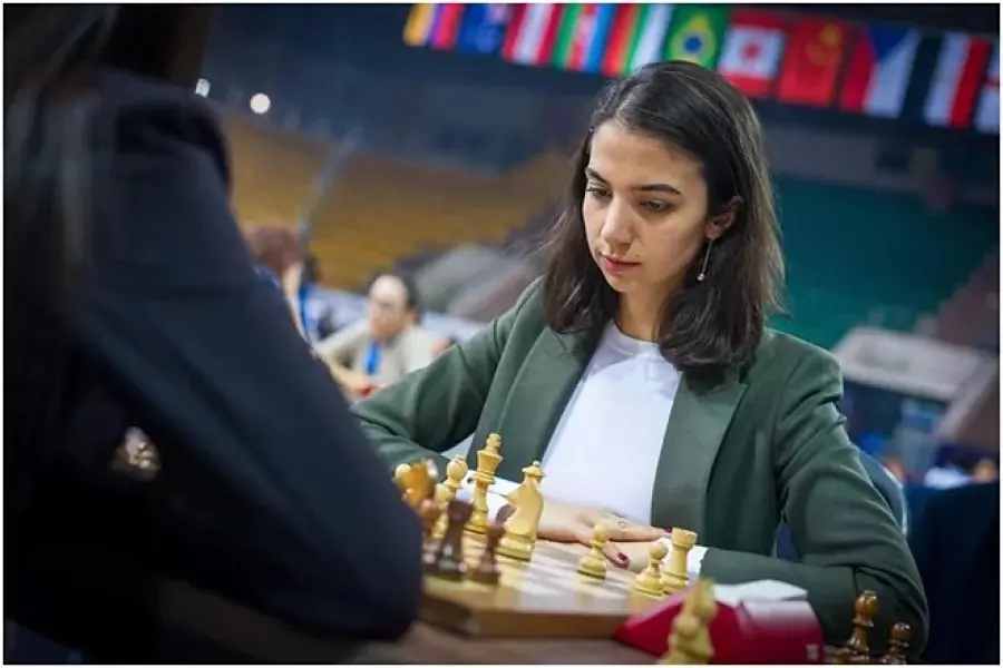 Ajedrecista iraní fue advertida de que no regresara a Irán tras competir sin hiyab