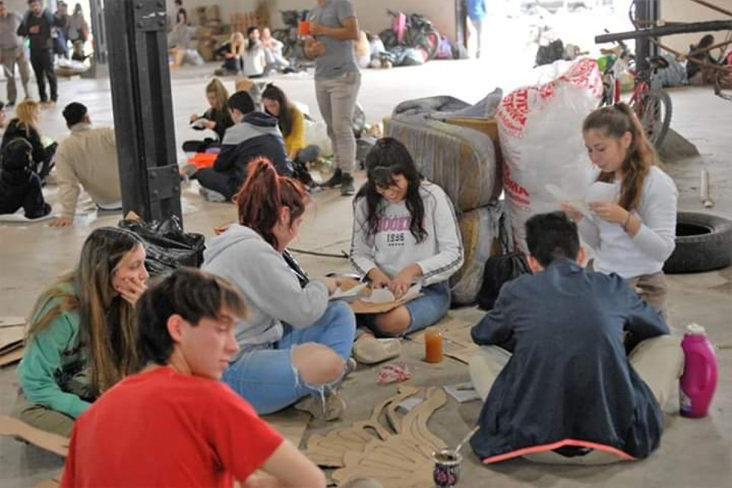 En los galpones del Puerto comenzó el armado de Carrozas Estudiantiles