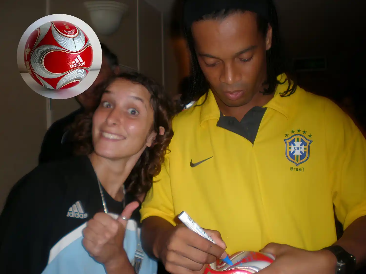 La foto de Ludmila Manicler en el momento en el que Ronaldinho le firma la pelota que ahora no encuentra.