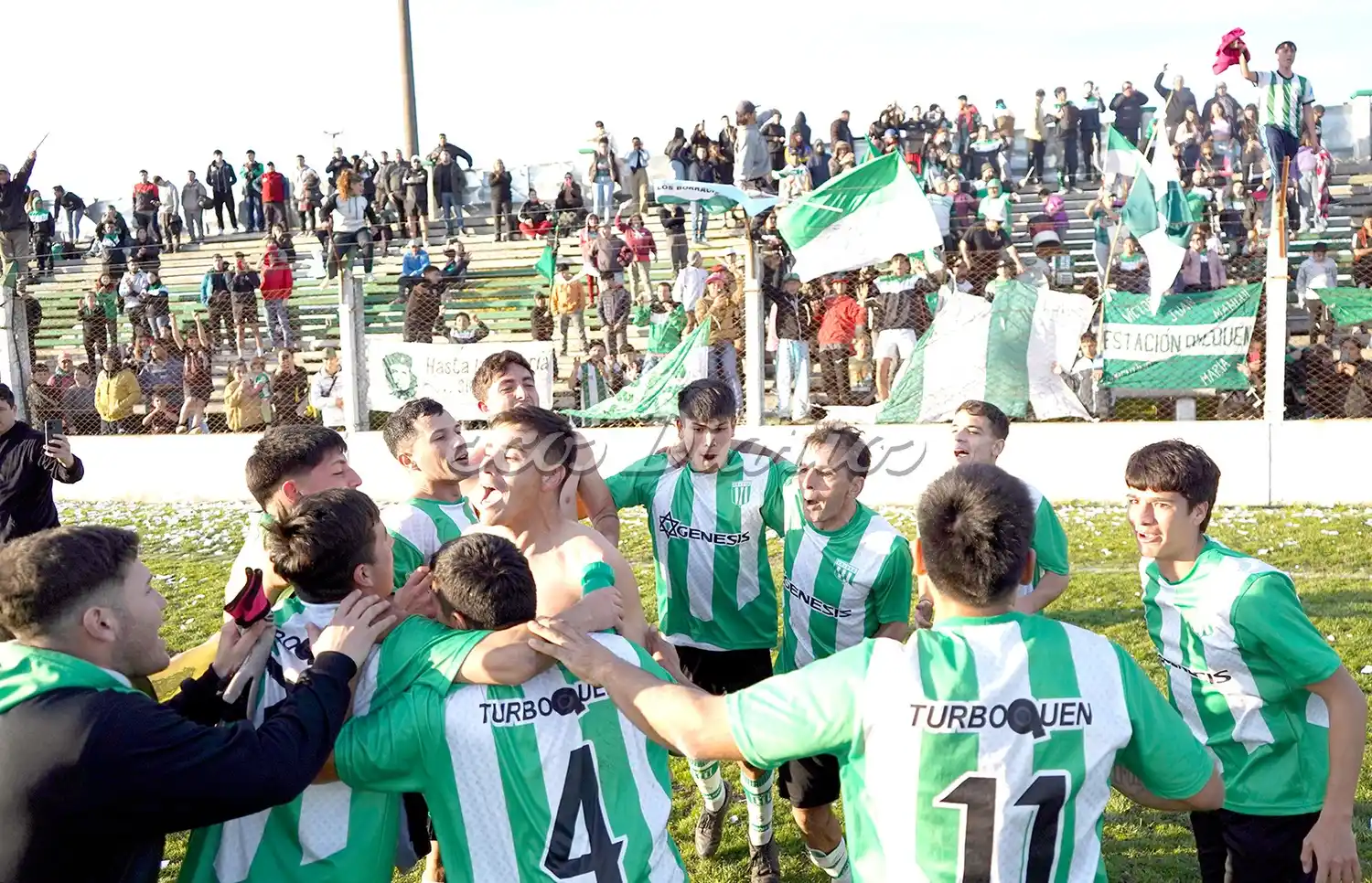 Festejo de los jugadores verdiblancos junto a sus simpatizantes