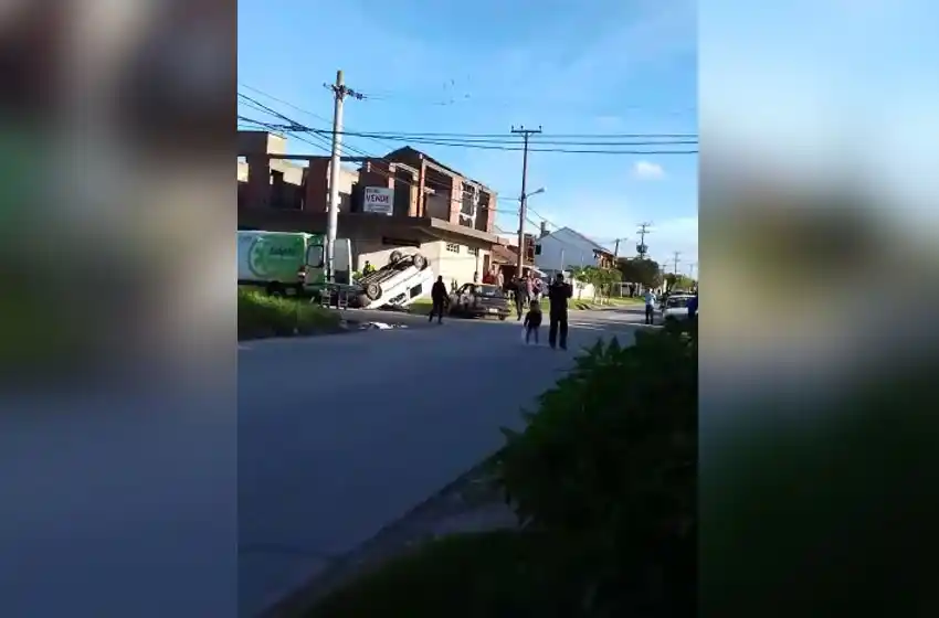 Impactante choque y vuelco en plena cuarentena