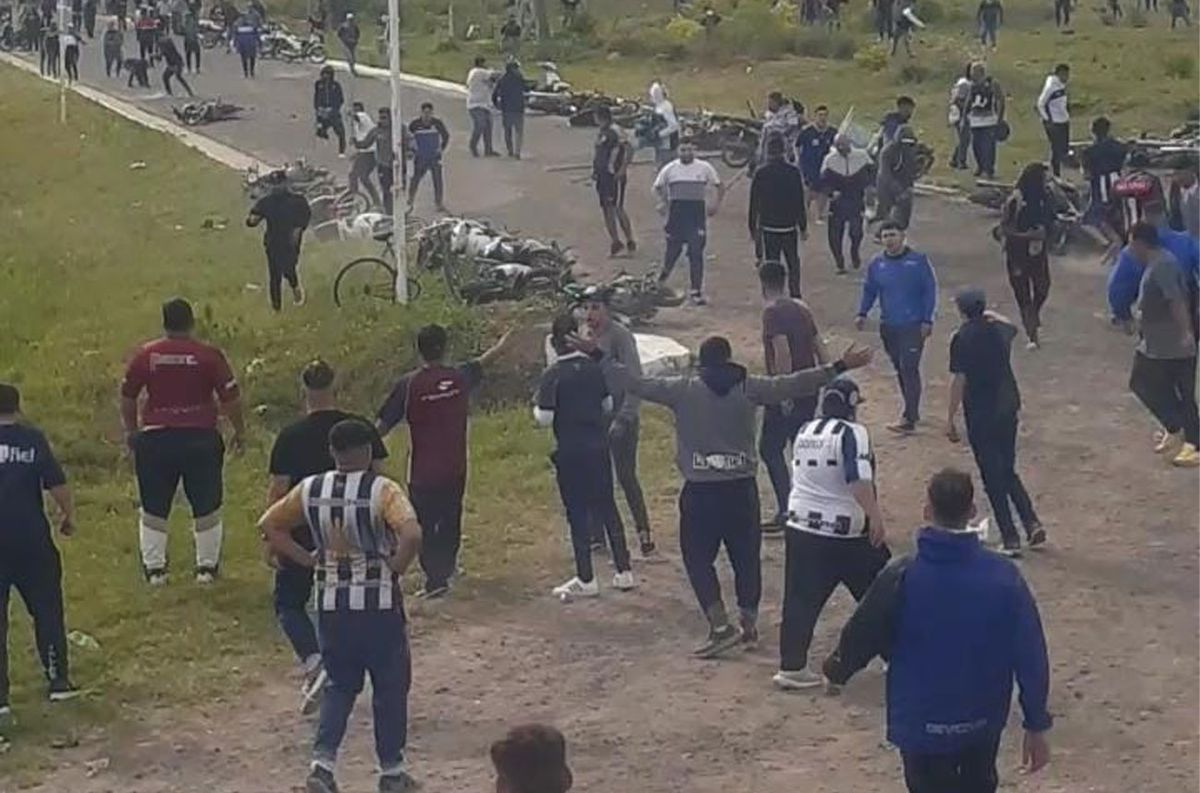 Video: violento enfrentamiento entre barras de Talleres y piqueteros del Polo Obrero en Chaco