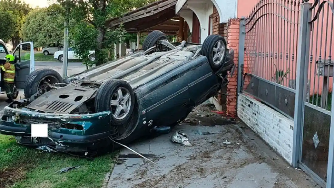 Dos heridos tras un choque y vuelco en Paraná: el auto terminó en la vereda