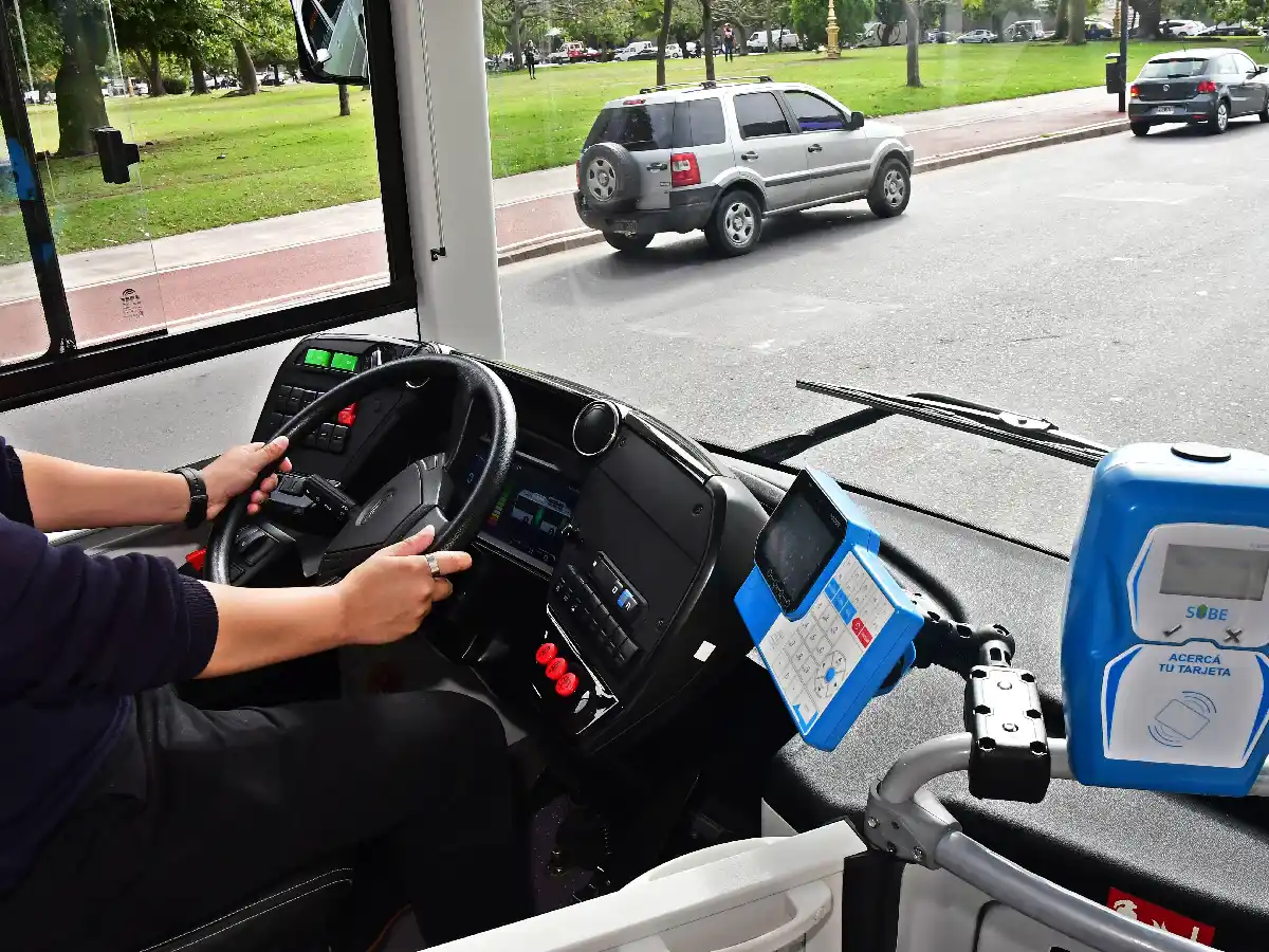 Ya circulan los dos primeros colectivos eléctricos en la Capital   