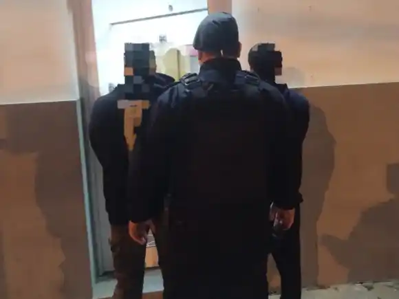 Requisaron a dos masculinos y terminaron detenidos por tenencia de cannabis