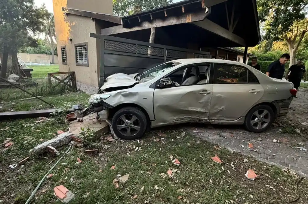 El auto robado quedó en el patio de la casa de la víctima. (Foto: Gentilezas)