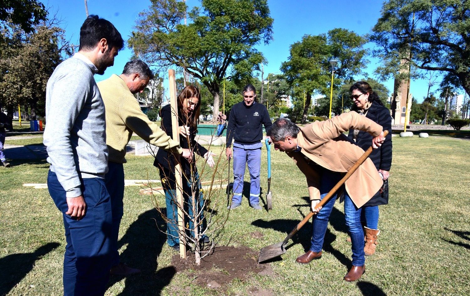 Bernarte junto a funcionarios municipales y provinciales plantaron árboles en la Plaza Vélez Sarsfield.