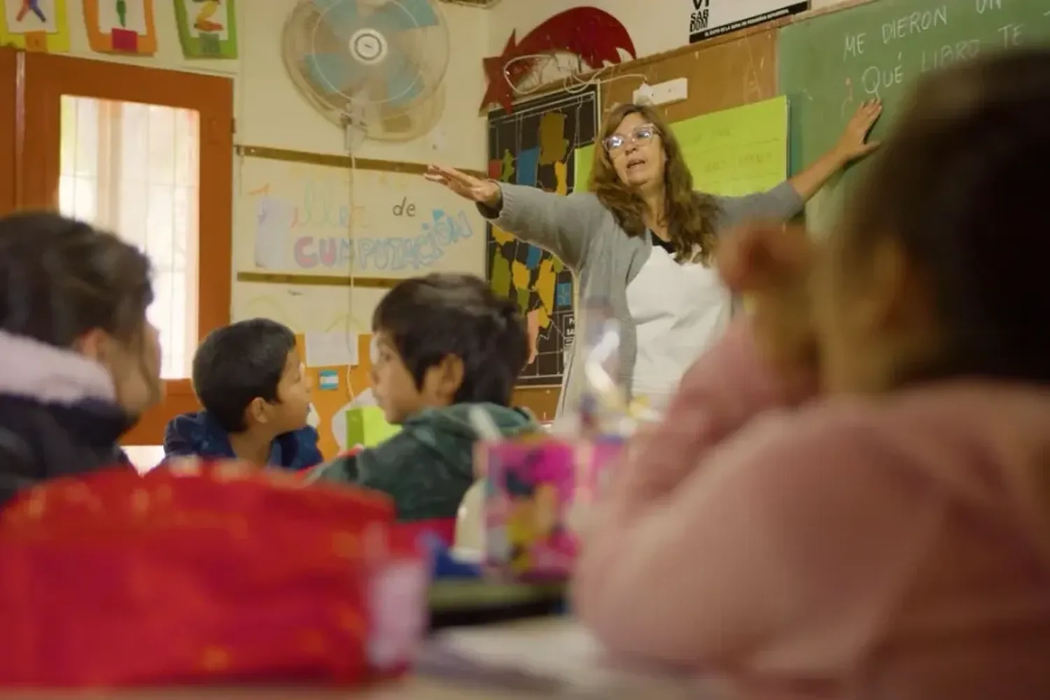 Es maestra y cruza todos los días con su canoa para dar clases a niños en la isla El Espinillo