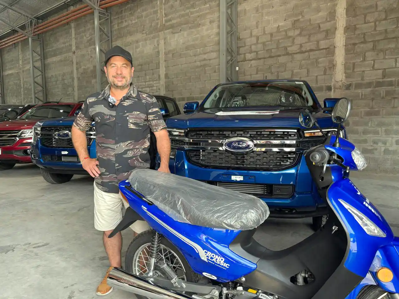 Hernán Ferralli. Junto a la moto que se sorteará.