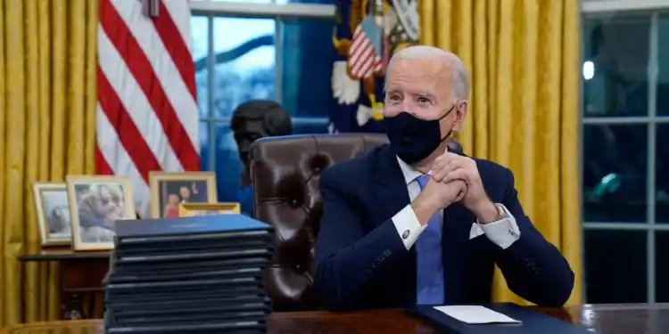 Biden firma sus primeros decretos en su primera aparición en la Oficina Oval