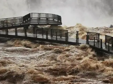 Las inundaciones obligaron a cerrar las cataratas del Iguazú