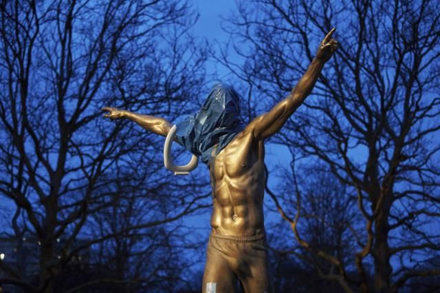 Ibrahimovic compró parte del club rival de su infancia y los hinchas quemaron su estatua