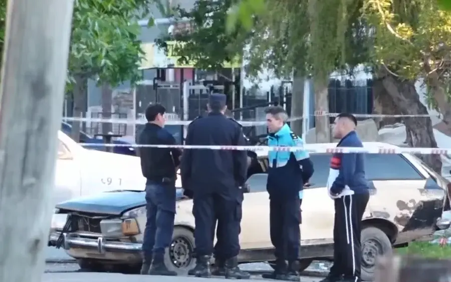 El Dodge que sufrió el impacto de la patrulla policial (Crónica)