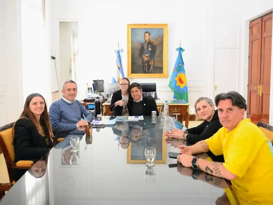 Acompañado por su familia, Ian conversó con los funcionarios bonaerenses y la subsecretaria de Políticas Sociales del ministerio, Bernarda Meglia.