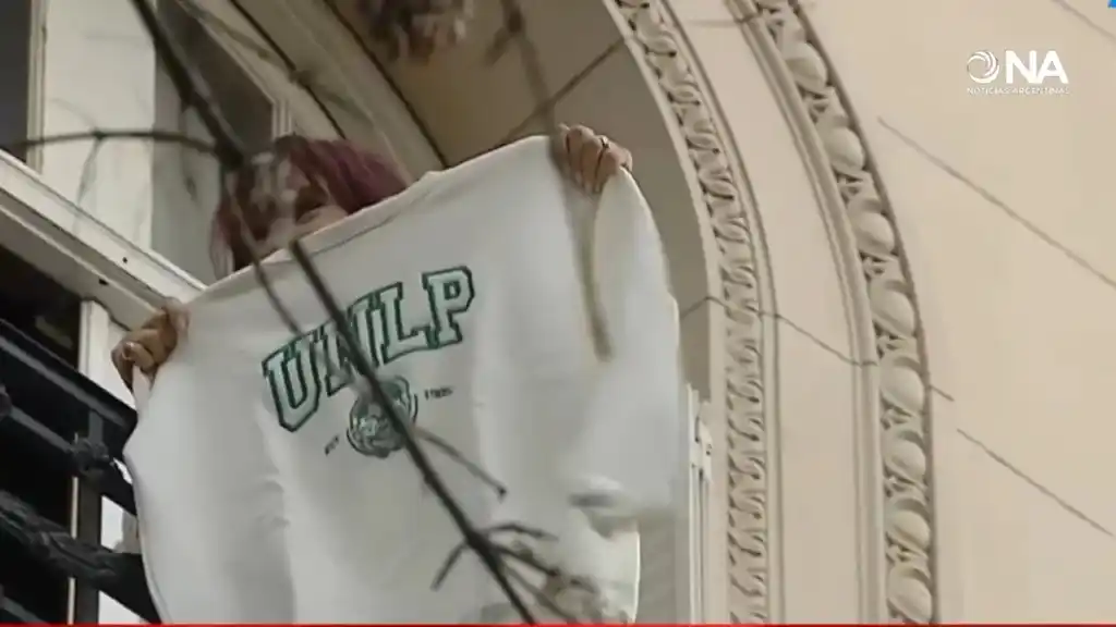 Cristina en el balcón de su casa con el buzo de la Universidad Nacional de La Plata