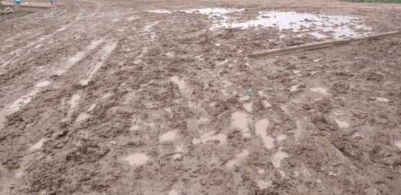 La Tosquera: por la lluvia, "los caminos son trampas de barro"