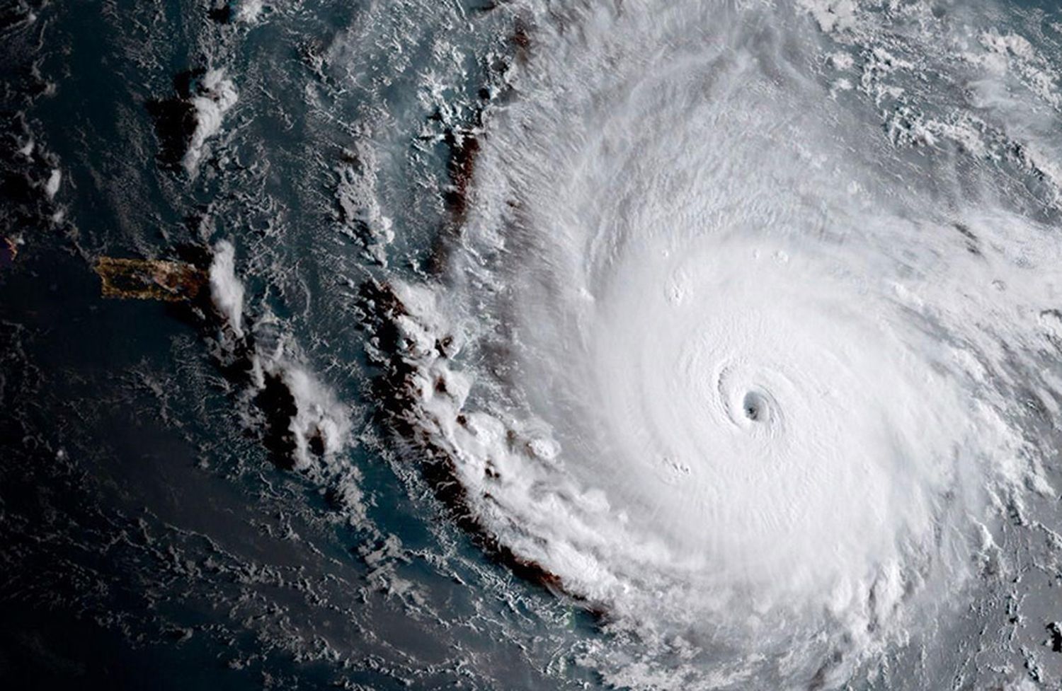 Irma avanza por el norte de Cuba