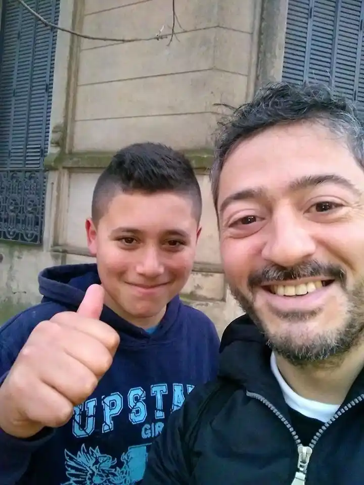 Alejandro: estudia, trabaja y devolvió un celular extraviado