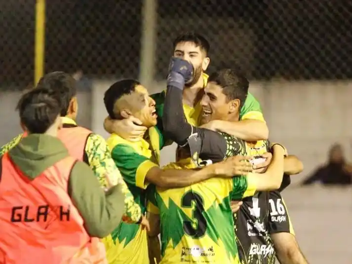 Los jugadores de Unión se abalanzan sobre el arquero Jonathan Perelli, héroe de la clasificación (crédito: Gol Entra).