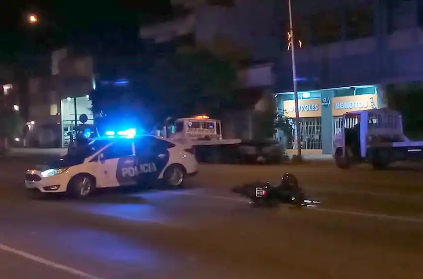 Fuerte choque en Independencia y Colón: un joven debió ser hospitalizado de urgencia