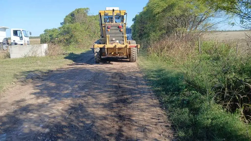 Realizan tareas de mantenimiento  en caminos rurales