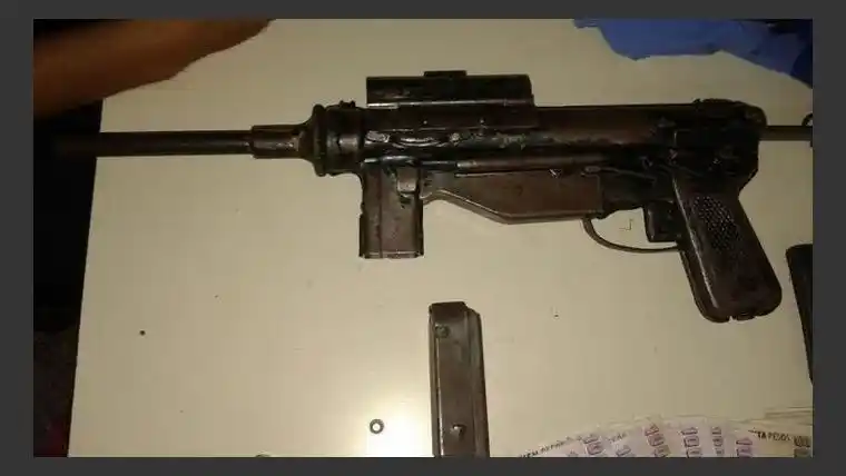 Detenidos por disparar en la vía pública con una ametralladora
