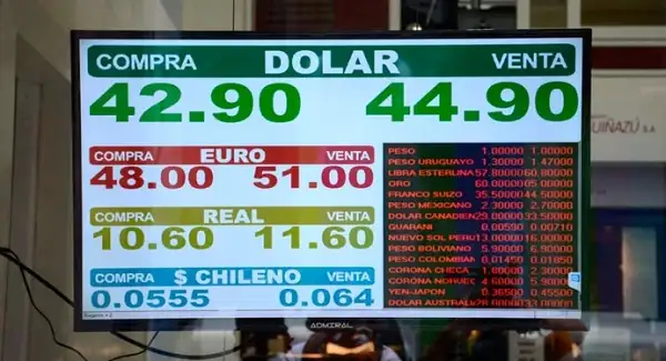 El dólar imparable: cerró la jornada a $ 44,90