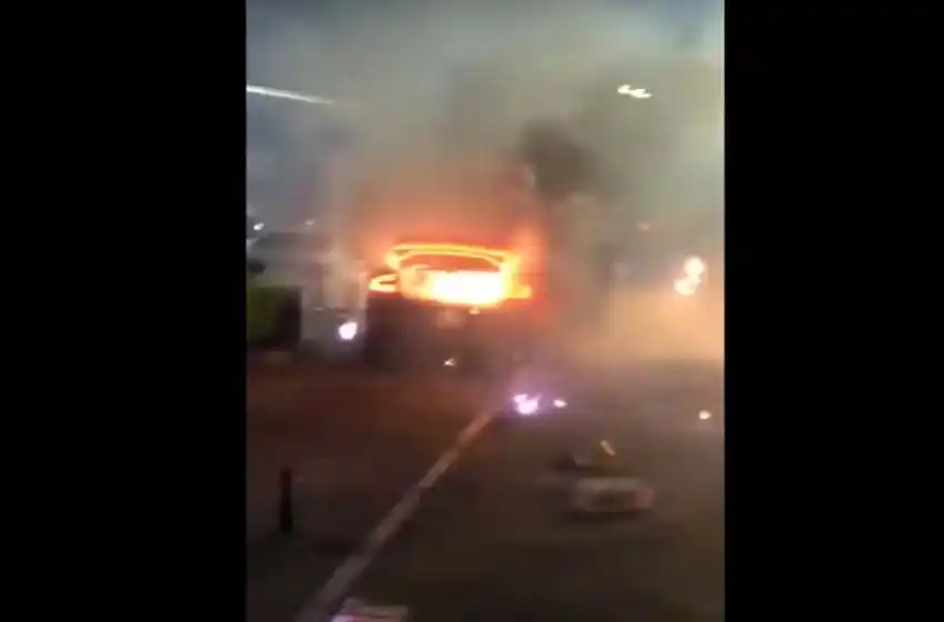 Fuegos artificiales explotan dentro del baúl de un auto