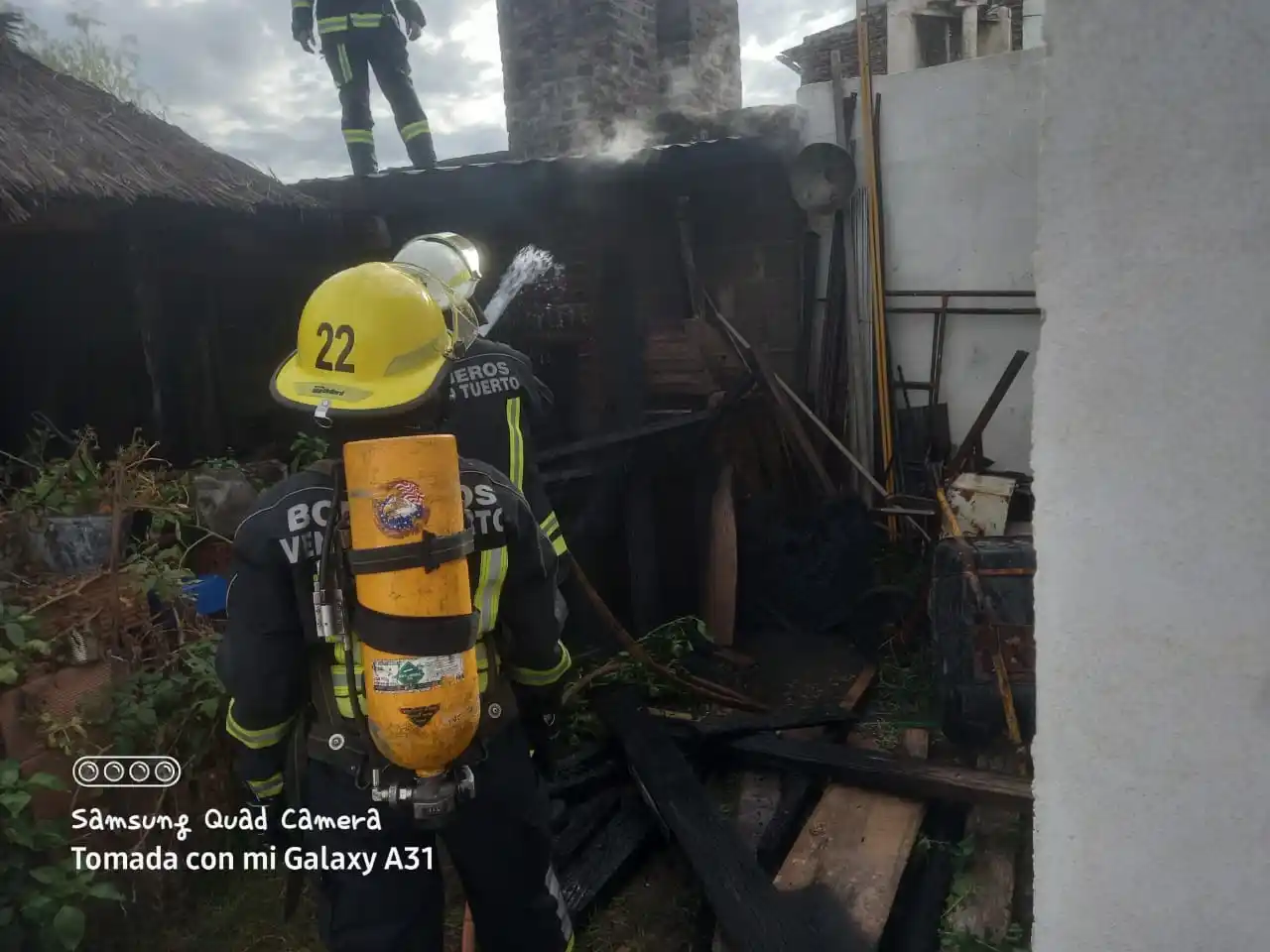 Los bomberos controlaron que la situación no pase a mayores.
