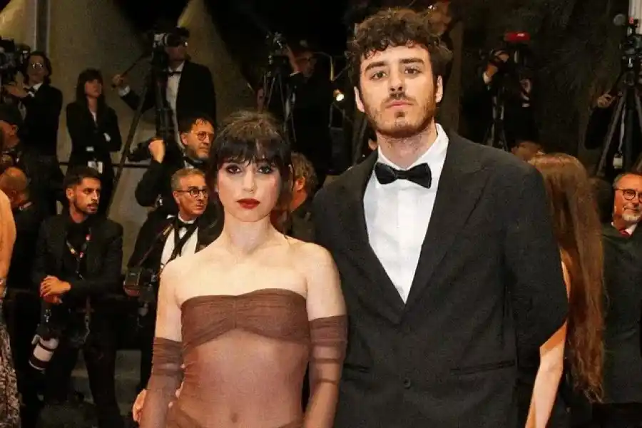 La actriz Zoe Hochbaum y, el productor de Orca Films, Juan Cavoti en el Festival de Cannes