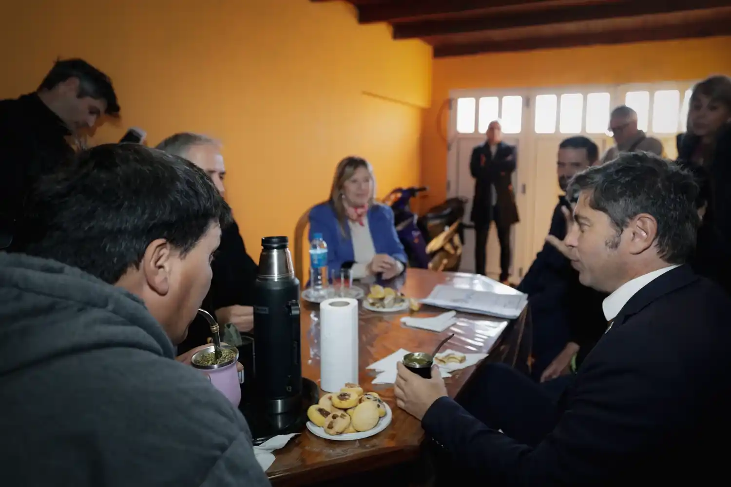 Kicillof visitó a una vecina de Chascomús y entregó en mano la escritura de su vivienda