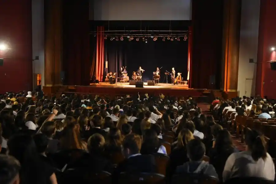 Más de mil estudiantes disfrutaron del concierto didáctico "Una Loca Historia de Tango"